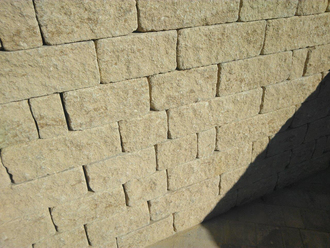 Blocksteinmauer